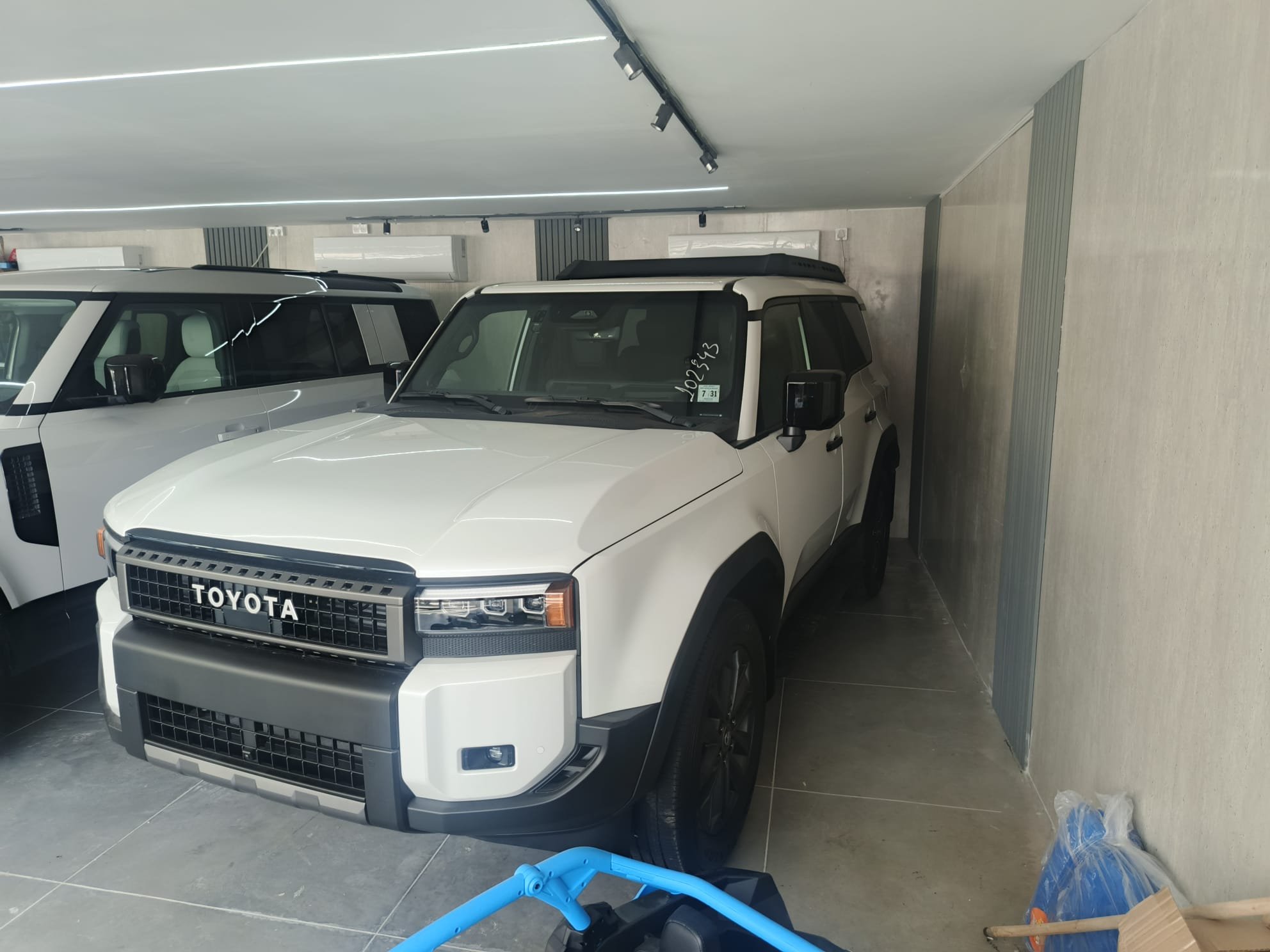 Toyota land cruiser premium 4*4 — 1